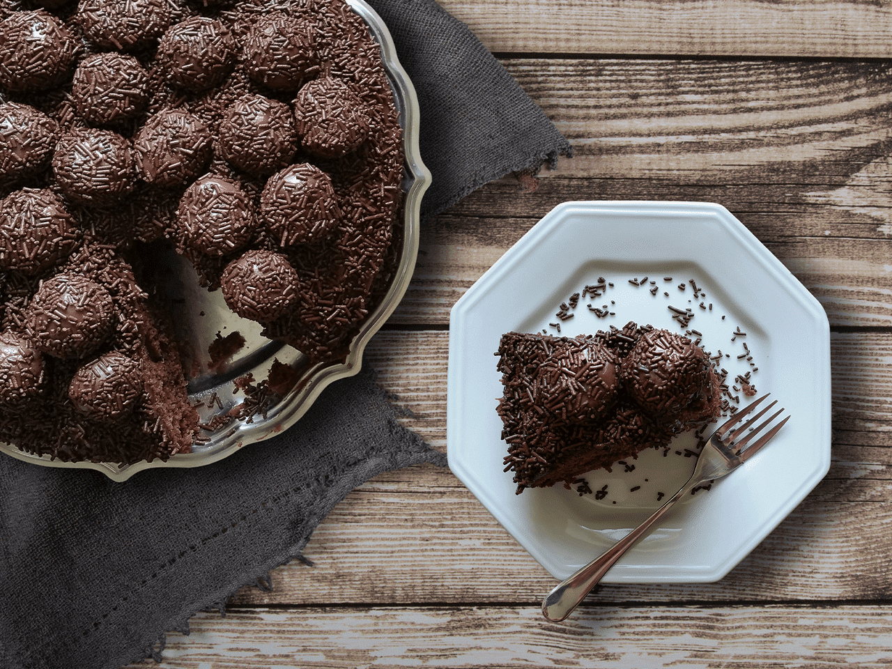 assadeira e prato com bolo de brigadeiro gelado