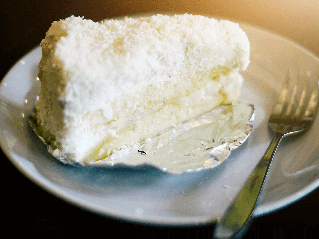 pedaço de bolo de coco ou toalha felpuda